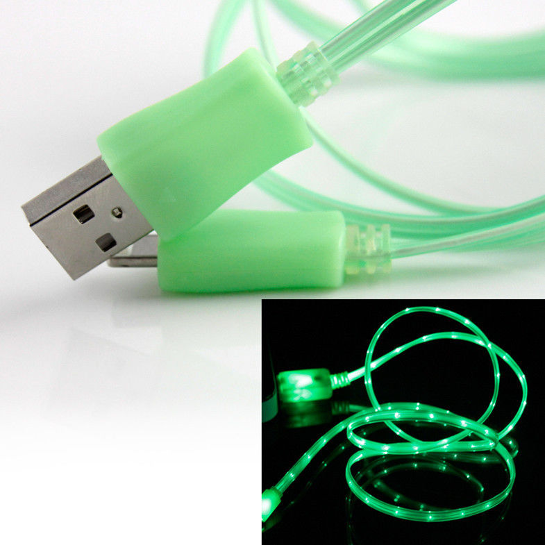 El cable colorido Apple visible 8 del usb de IPhone fija el relámpago al cable del USB con la luz del LED